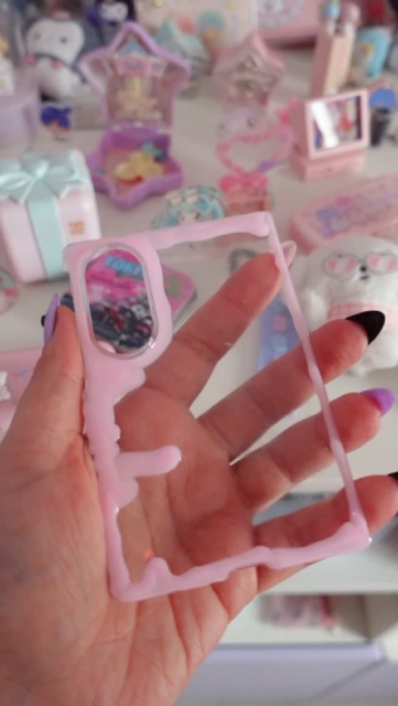 I turn st4p1d little pieces of plastic into pastries for your phone (≧▽≦) ♡🍰📱 DON'T EAT THEM! I'M NOT JOKING :P
#kawaiiaesthetic #decoden #customcase #galaxyfold