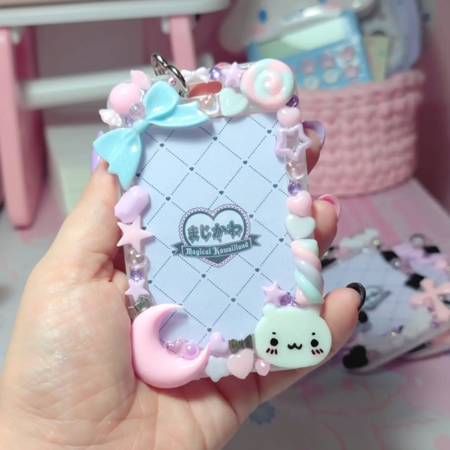 I woke up at 4am but I'm bringing 4 new photo holder today at the Milano Artist Alley! See you there today from 10am to 19 pm ꒰ঌ(๑≧ᗜ≦)໒꒱⋆⸜♡⸝⋆
#milanoartistalley #推し活 #kawaii #病みかわいい #pastelgoth