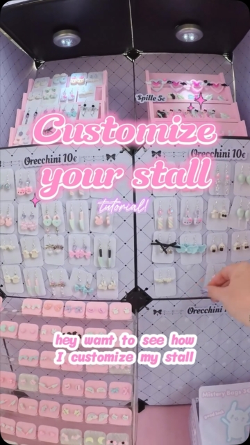 INGREDIENTS ✂️✨

💻 your PC / graphic software

📄 A4 paper sheets

📑 A4 laminating pouches

🖨️ A4 printer

🌡️ a laminator

🎞️ double-sided tape

🧊 panels

⏳ a looot of patience & time!

( •̀ ω •́ )✧ The process to customize a whole stall takes around 1 full afternoon because printing and laminating take time! Plus you’ll need plenty of double-sided tape to make everything super sturdy ✨

I hope everything is clear! English is not my native language and I’m definitely not the best at explaining things 🥺👉👈 But if you have any questions or doubts, feel free to drop a comment below! 💕

#ArtistAlley #ArtistAlleyTips #ConventionPrep #ConventionDisplay #BoothDisplay MakerLife DIYCrafts KawaiiSetup ArtistAlleyLife SmallBusinessTips CraftTutorial SetupTutorial