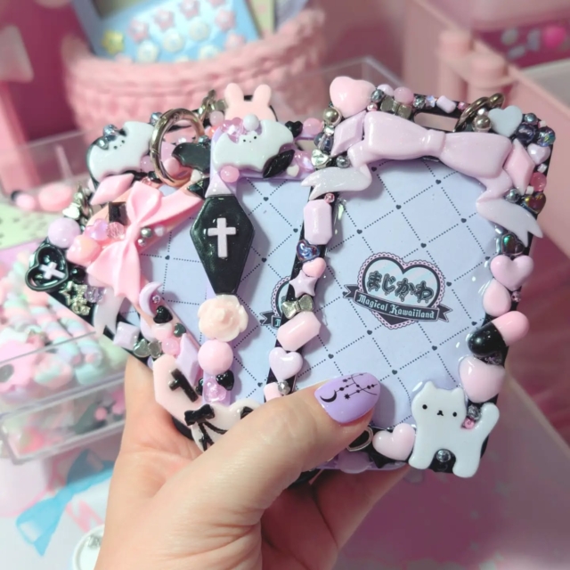 Hellooooo!! 🎀💗 Today is the first day of Milano Artist Alleyyyy!! ✨✨
I’m soooo excited!!! (≧▽≦) ♡
…even though I’m also SUPER sleepy right now
I was working on these photocard holders until 1 AM last night, and my alarm was at 6 AM… 💀
So if you see me looking half asleep today, please pretend you didn’t notice ahahah
Can’t wait to see you all todayyyyy!! ₍ᐢ. .ᐢ₎♡
Come say hiiii!! ♡(๑♡ᴗ♡๑)
P.S. These coffin photocard holders still make me laugh way too much
They’re literally PERFECT for Halloween… but putting someone’s photo inside a coffin is also kind of creepy when you think about it… ( ⊙᎑⊙ )
#yamikawaii #pastelgoth #oshikatsu #推し活 #トレカケース