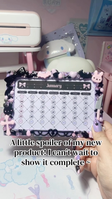 Spooooiler~ I can’t wait to talk about this calendar! It is a big project and I am sooo proud since it is totally designed by me from the frame itself to the calendar! Charms are also handmade, of course, in resin and polymer clay! #decoden #yamikawaii #kawaii #homedecor