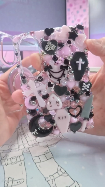 I have to admit that coordinating my hands and using them like they’re two separate entities is not my highest skill
Anyway… did you catch the subliminal message?
DECORATE YOUR PHONEEEE! #decoden #kawaii #pastelgoth