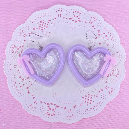 Handmade lilac heart earrings with holographic glitter and pink bow – kawaii style