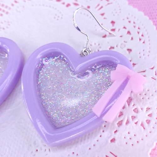 Handmade lilac heart earrings with holographic glitter and pink bow – kawaii style